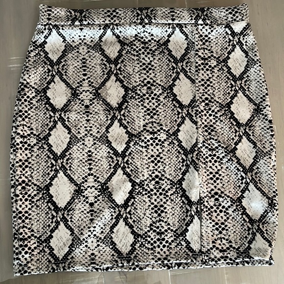 Windsor Snake Print Magazine Mini Skirt Size M NWT - Picture 2 of 6